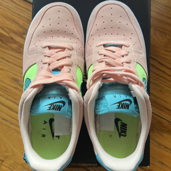 Very different Womens Nike Air Force 1 ‘07 SE - Picture 5 of 13